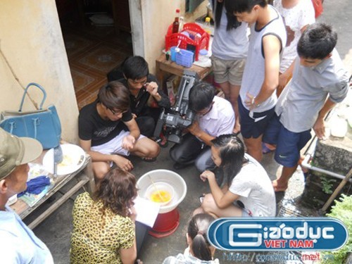 Rất đông người dân hiếu kỳ đã kéo đến phòng trọ của em Trần Lai Thành để chứng kiến 3 “sinh vật lạ” nghi là con đỉa trong quả trứng.